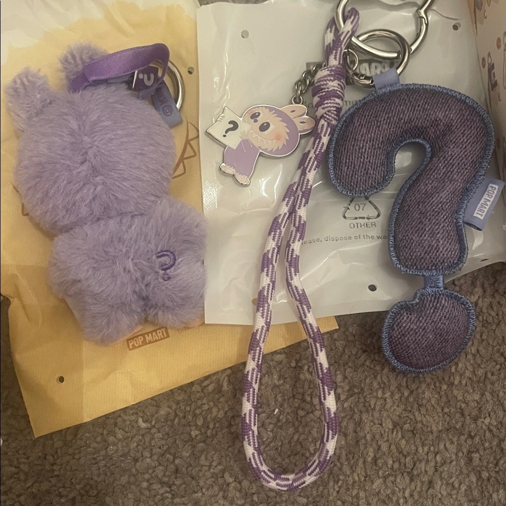 Pop Mart Purple Labubu V4‎ Pin for Love ? Keychain Set - Picture 2 of 3